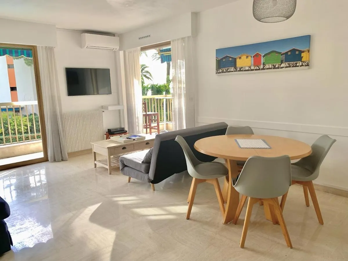 Appartement Front De Mer, 80M2 Cannes 0*,  France