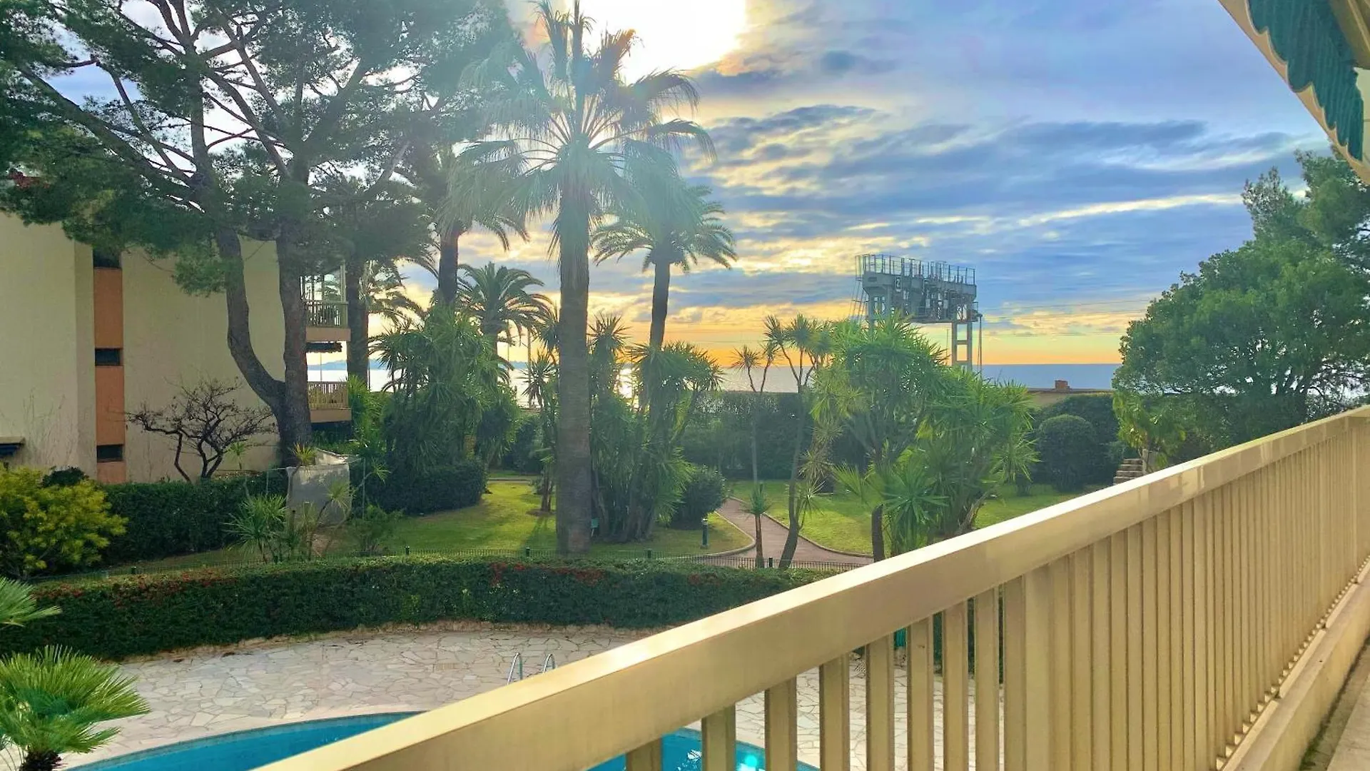 Appartement Front De Mer, 80M2 Cannes 0*,  France