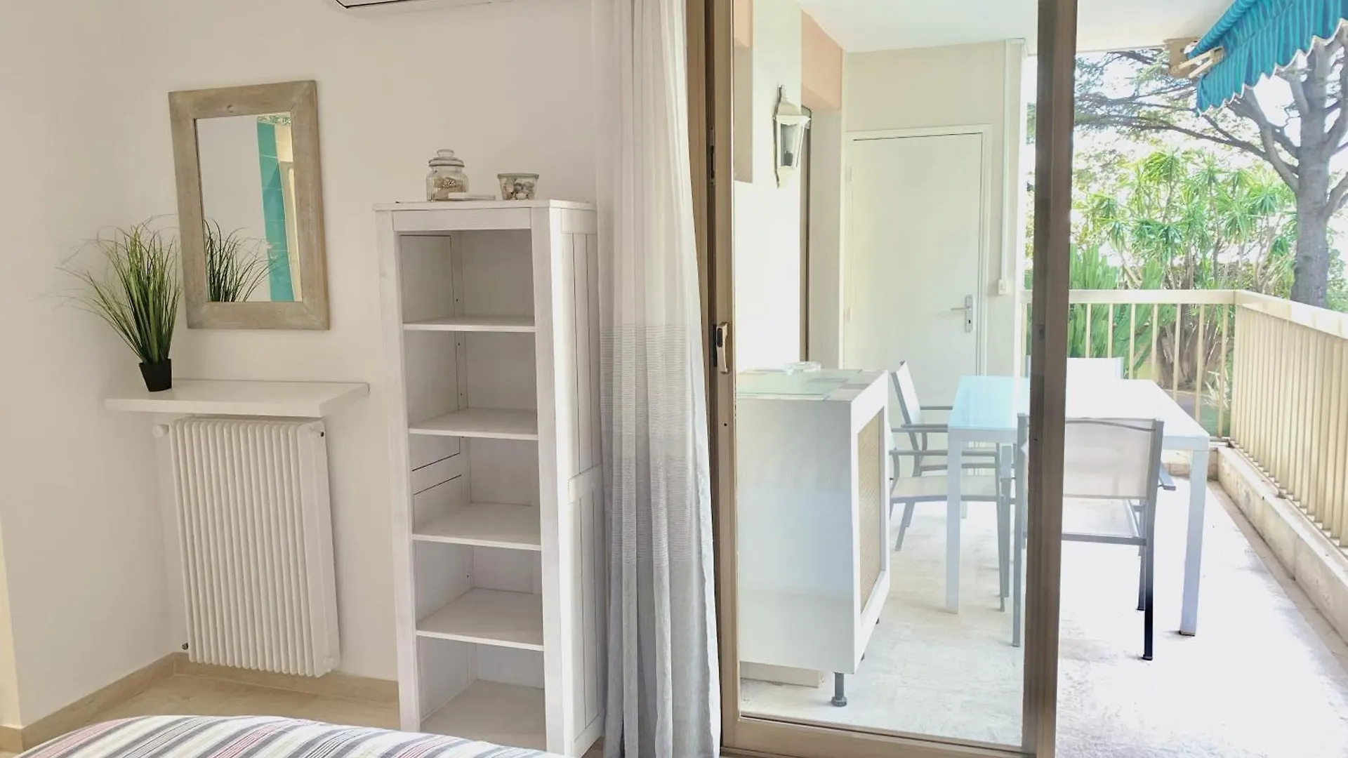 Appartement Front De Mer, 80M2 Cannes 0*,  France