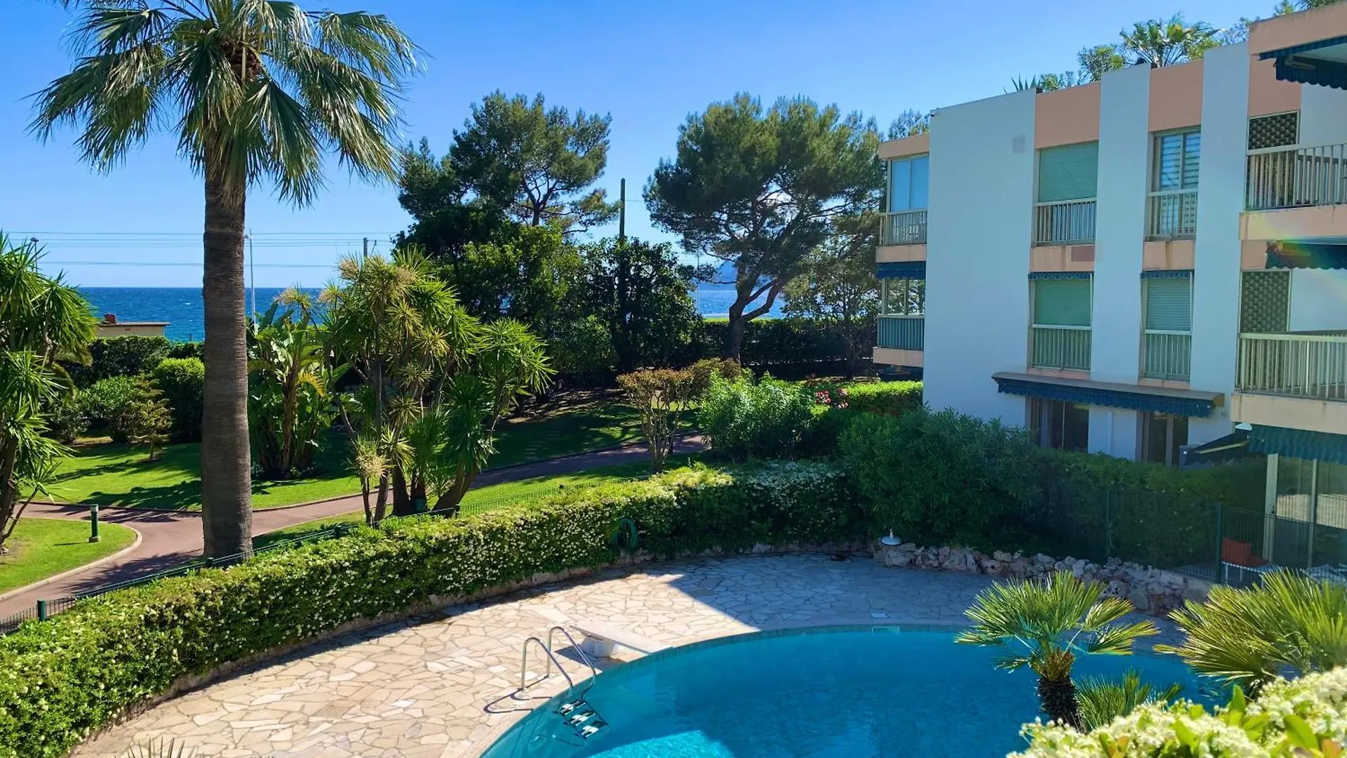 Appartement Front De Mer, 80M2 Cannes 0*,  France